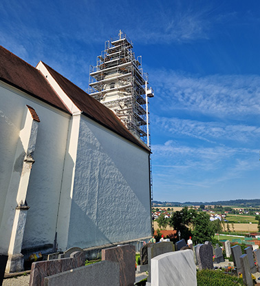 sondergeruestbau_kral Kirchenturm mit Gerüst