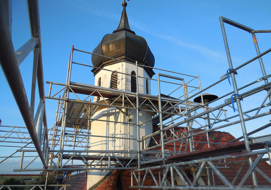 Kirchenturm mit Gerüst
