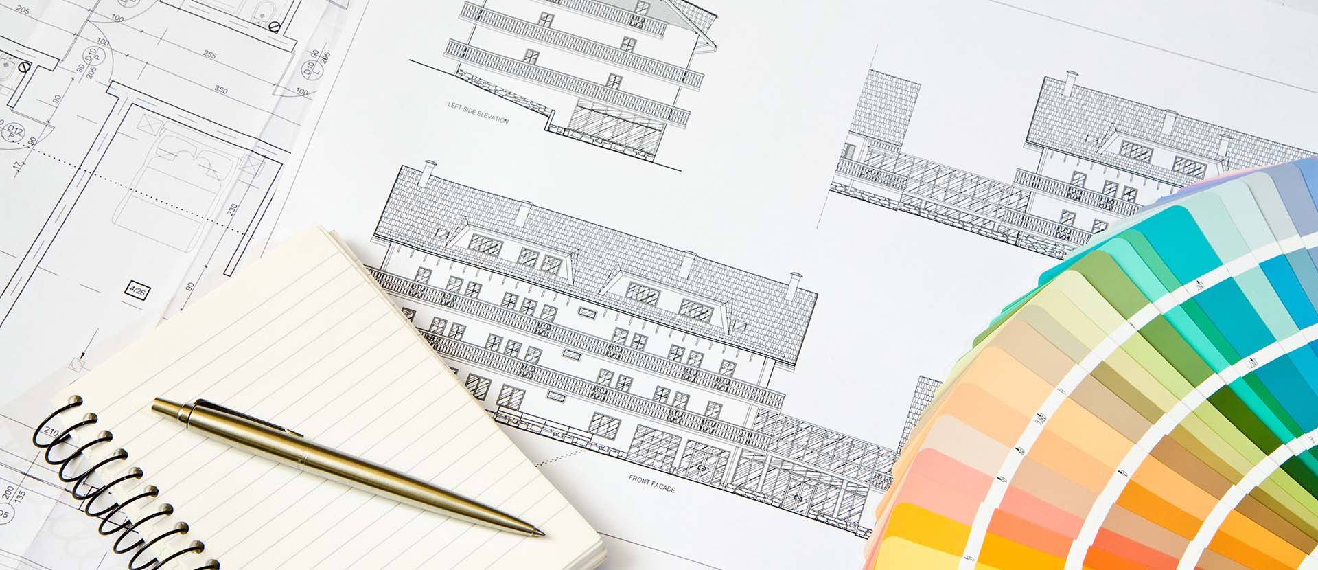 Abbildung eines Bauplans und Farbkarten