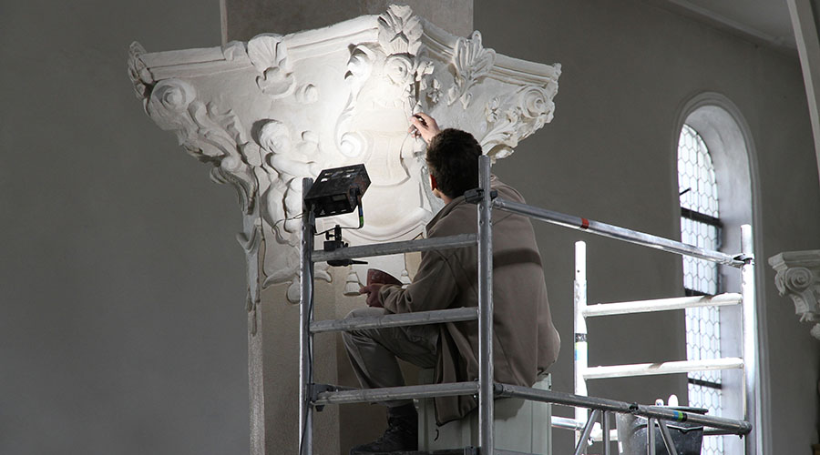 Mitarbeiter arbeitet in einem historischen Gebäude - Denkmalpflege